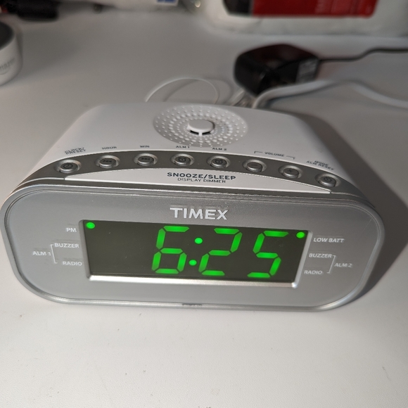 Timex T231 White w/ Large Green LCD Display Alarm Clock AM/FM Radio w Aux Port - Picture 2 of 6
